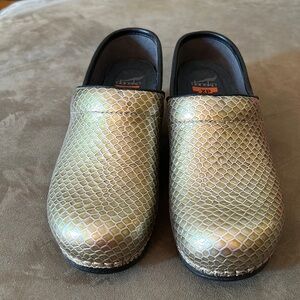 Silver Dansko clogs size 39 great condition